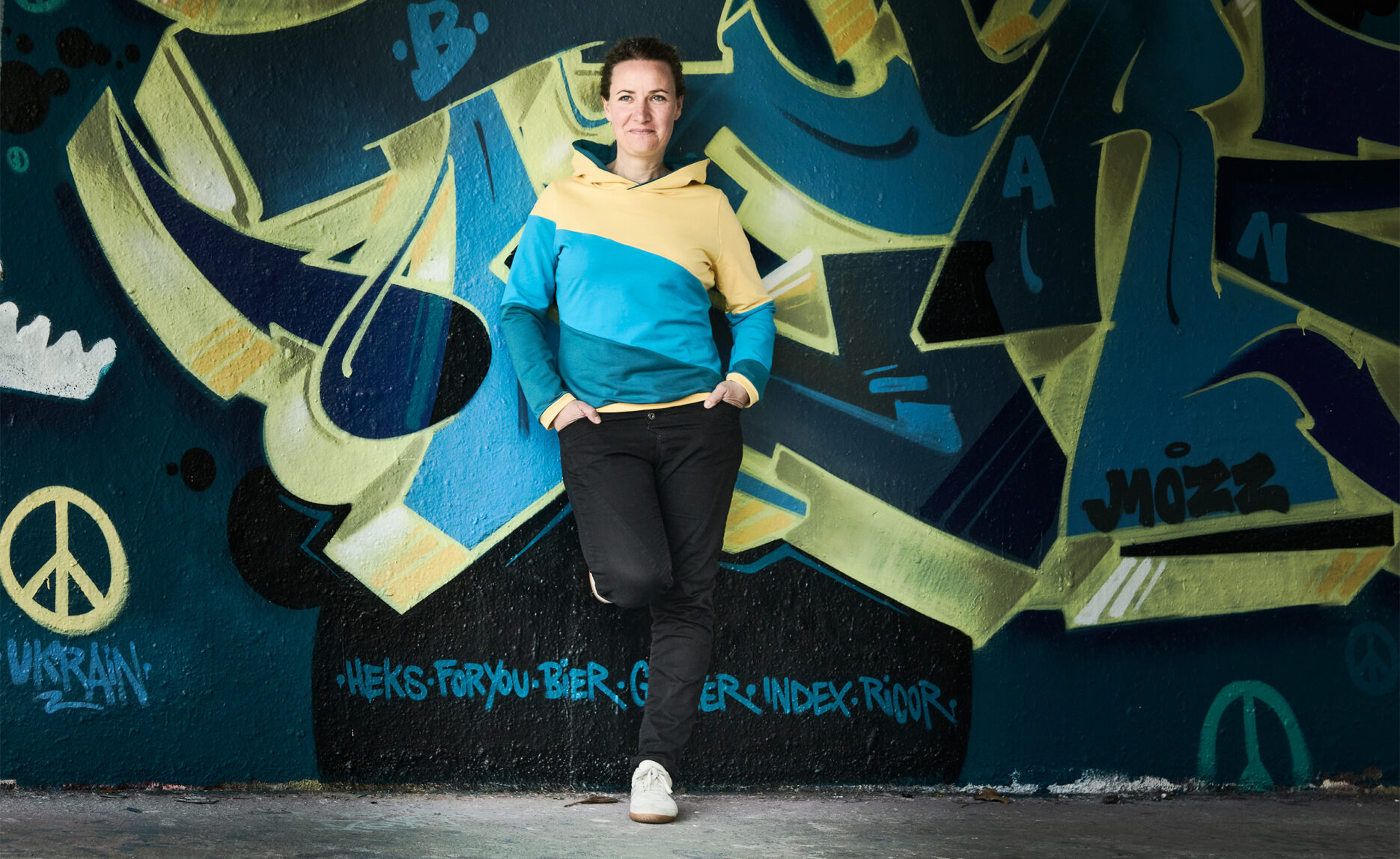 Constanze in einem ihrer Hoodies